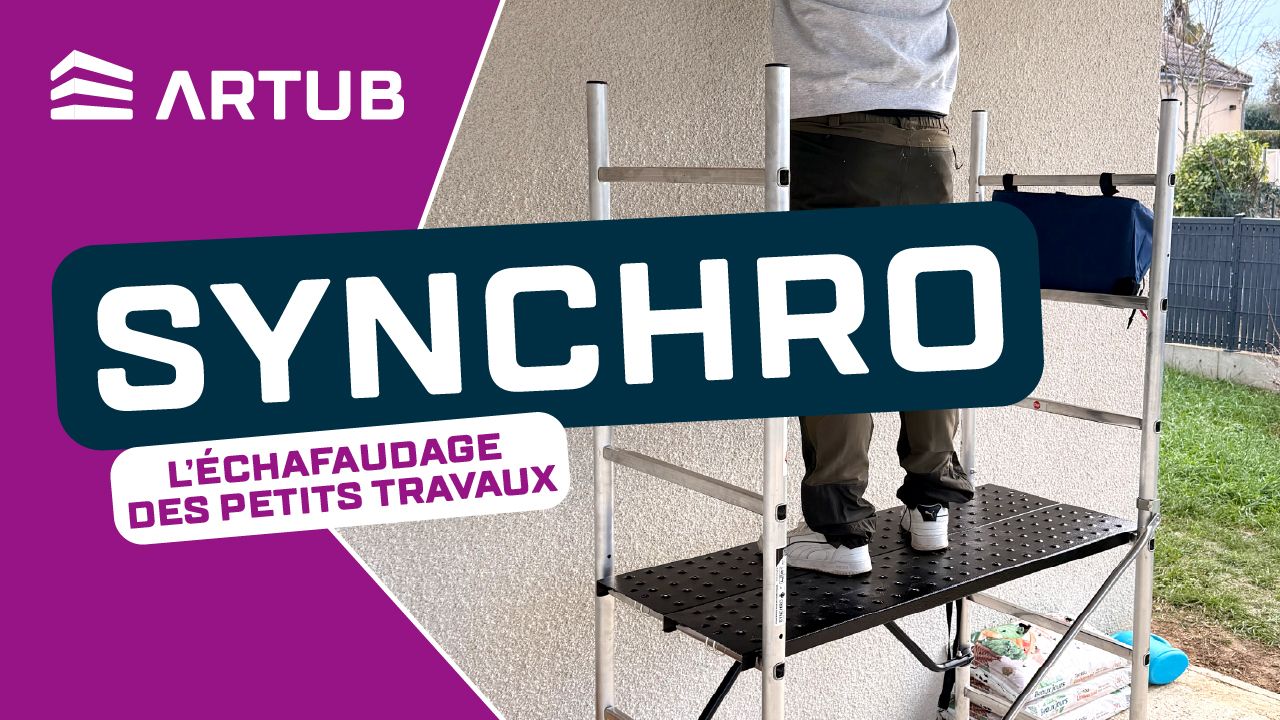 Person on a Synchro scaffold, L'échafaudage des petits travaux, working on an exterior wall.